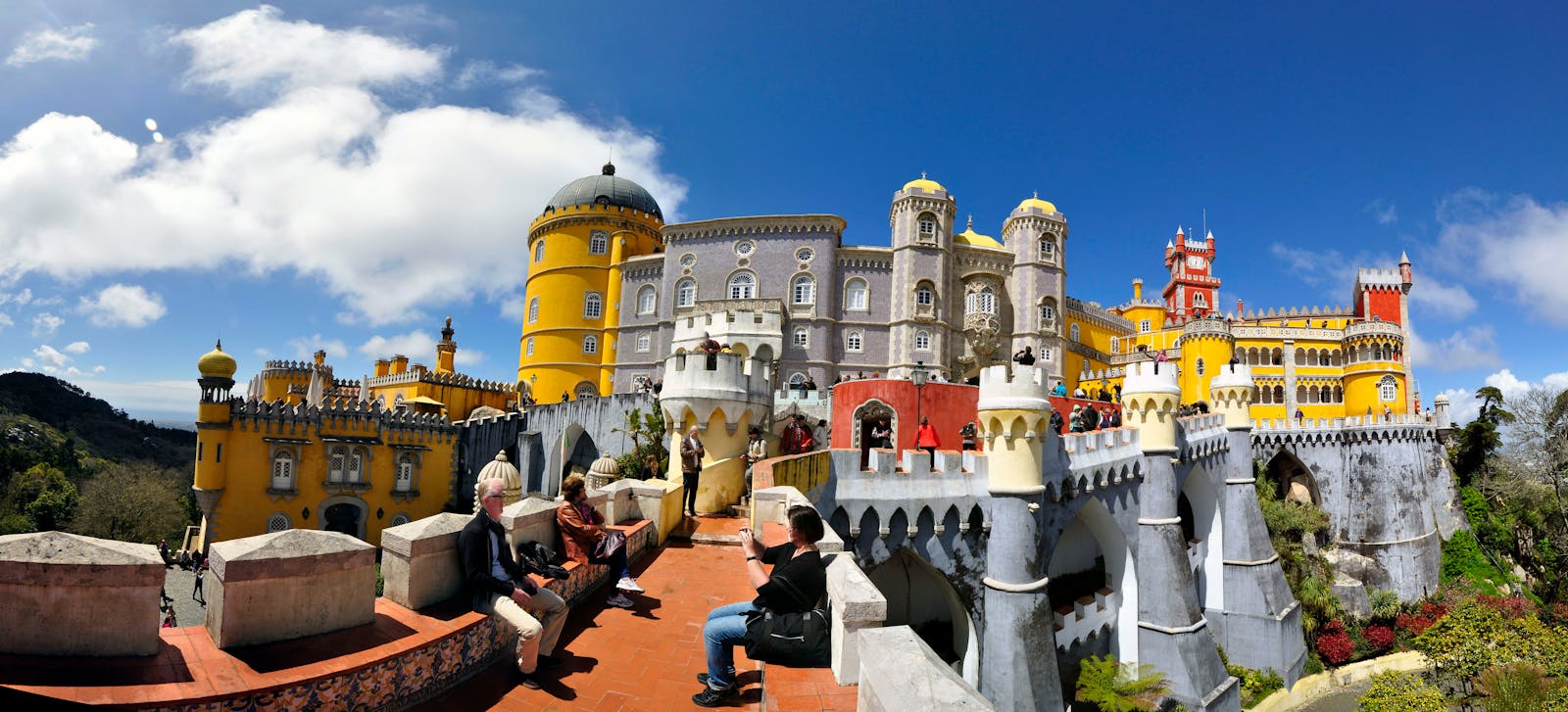 Kolorowy panoramiczny widok Pałacu Narodowego & Parku Pena