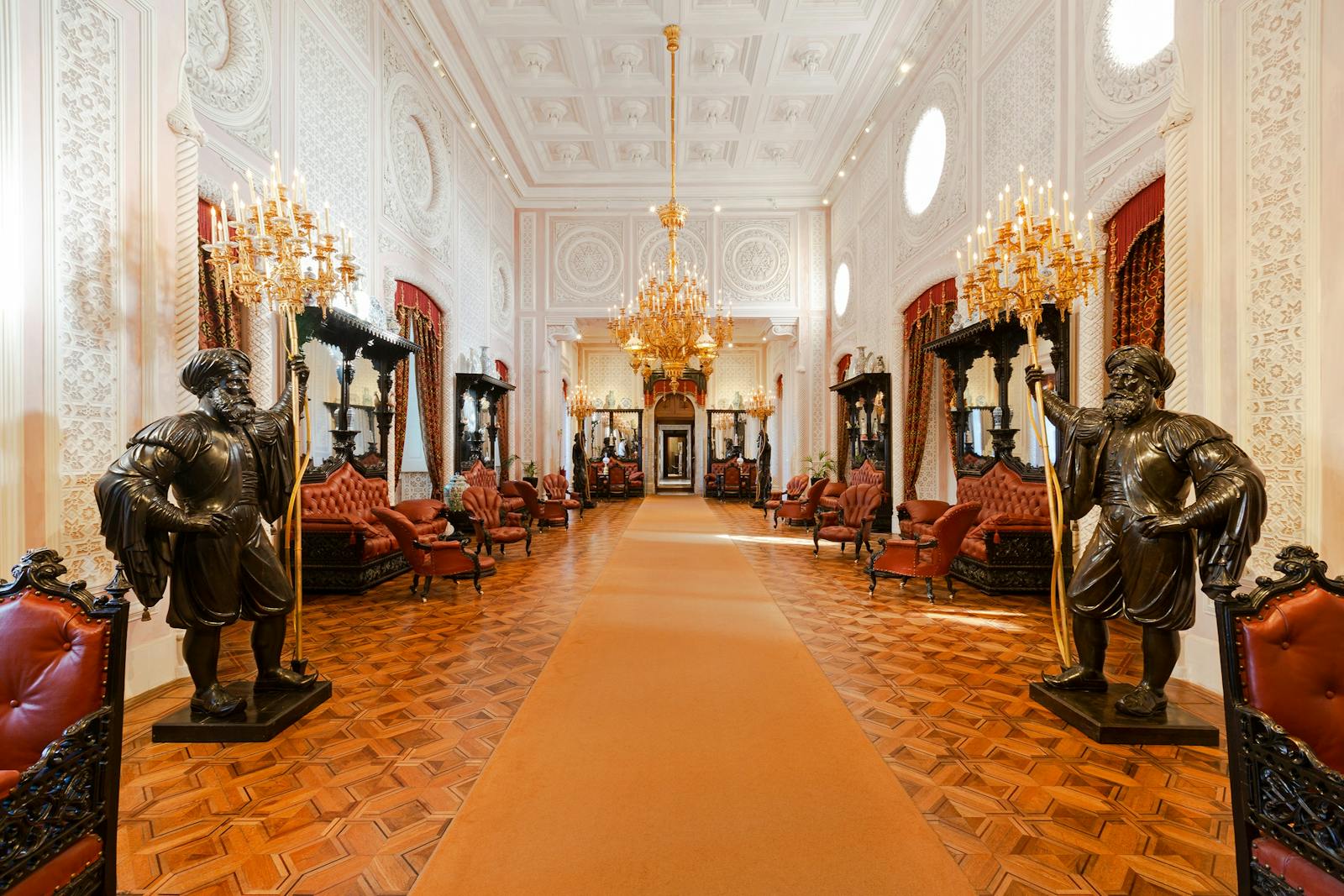 Majestatyczne wnętrze Pałacu Narodowego i Parku Pena