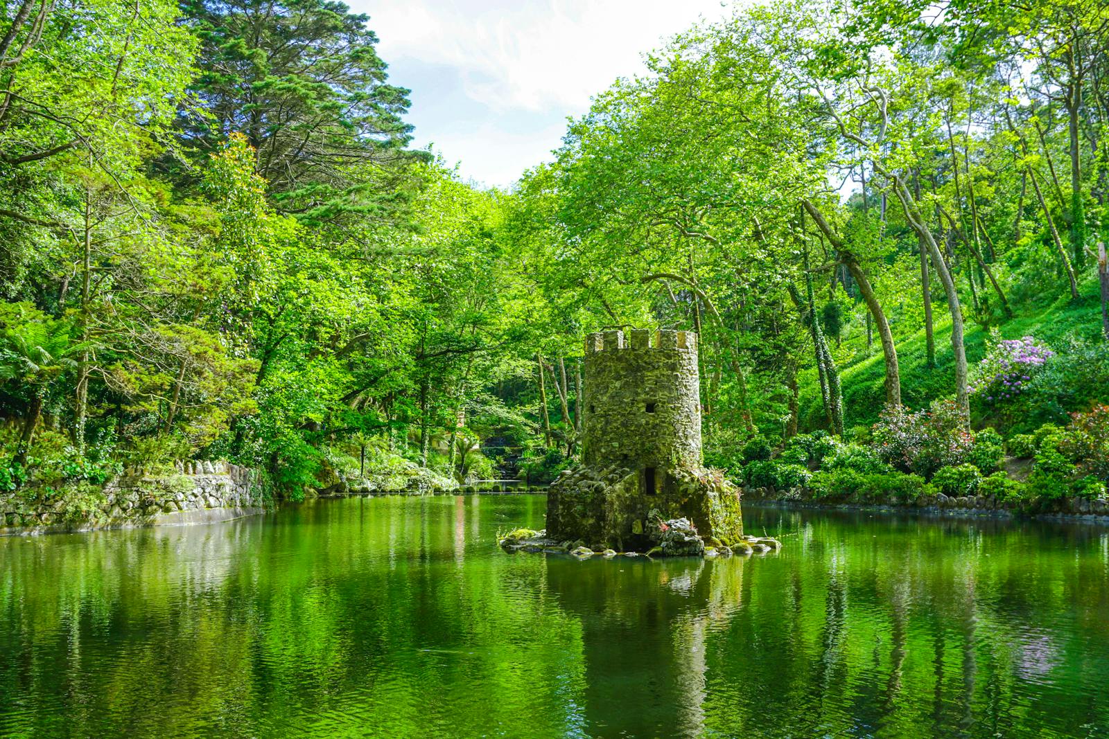 国家宫 & 佩纳公园湖中心的 medieval 塔楼